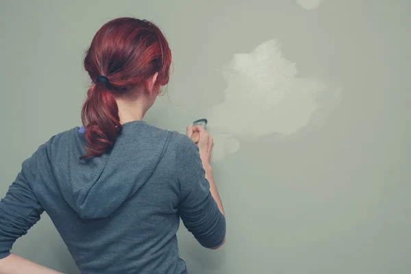 Mujer pintando una pared verde —  Fotos de Stock