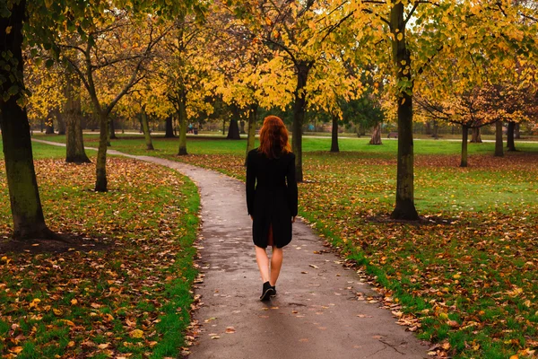 Mujer joven caminando en el parque —  Fotos de Stock