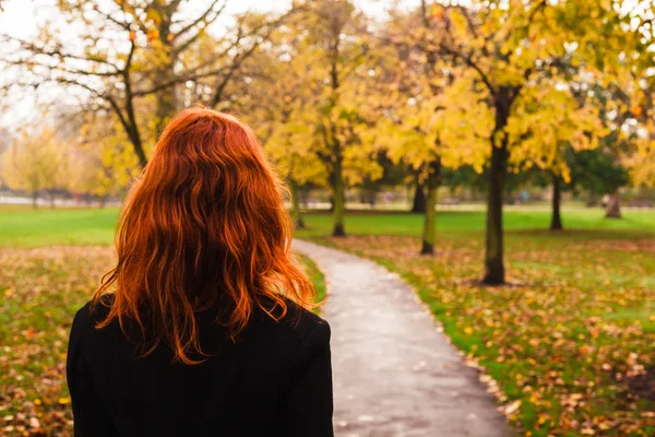 Jonge vrouw loopt in het park — Stockfoto