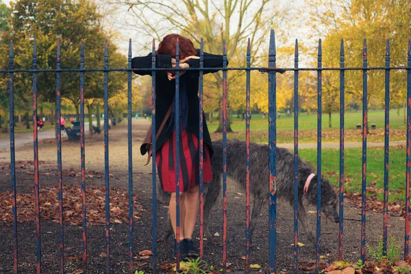 Donna triste con cane nel parco — Foto Stock