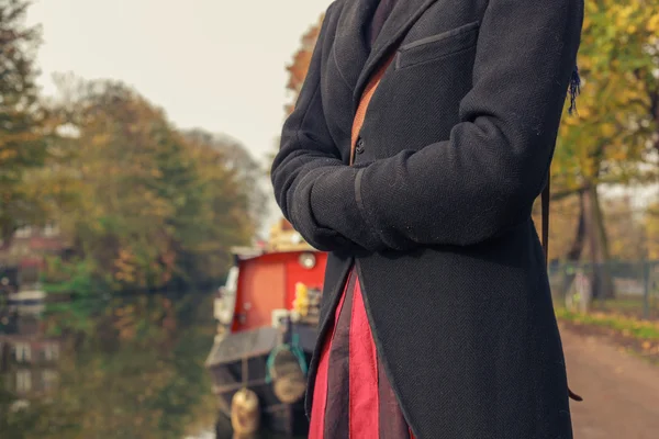 Kvinna som står vid husbåt — Stockfoto