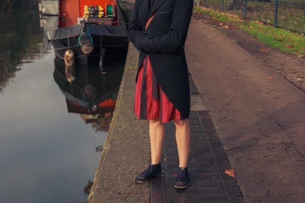 Kvinna som står vid husbåt — Stockfoto
