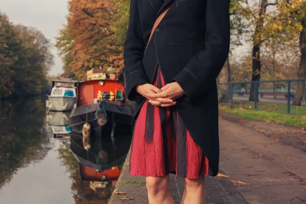 Vrouw permanent door woonboot — Stockfoto