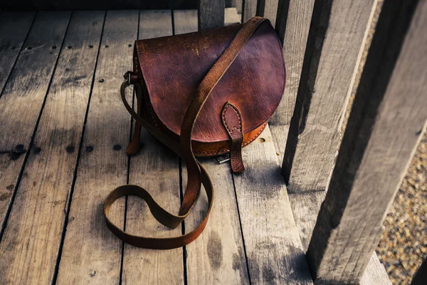 Шкіряна сумка на дерев'яній терасі — стокове фото