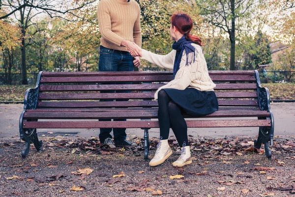 Mulher conhecendo homem no parque — Fotografia de Stock