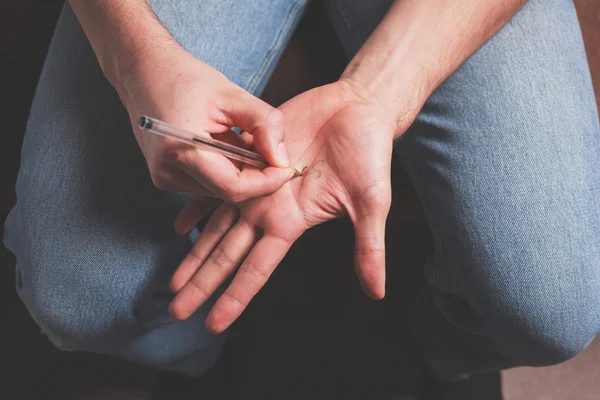 Hombre escribiendo en su mano — Foto de Stock