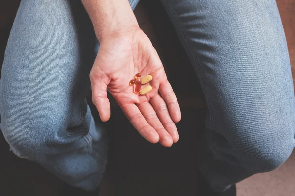 Mano con pastillas — Foto de Stock