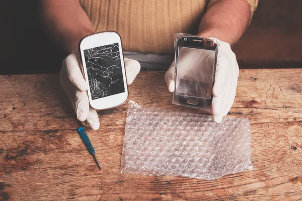 Technician fixing smart phone — Stock Photo, Image