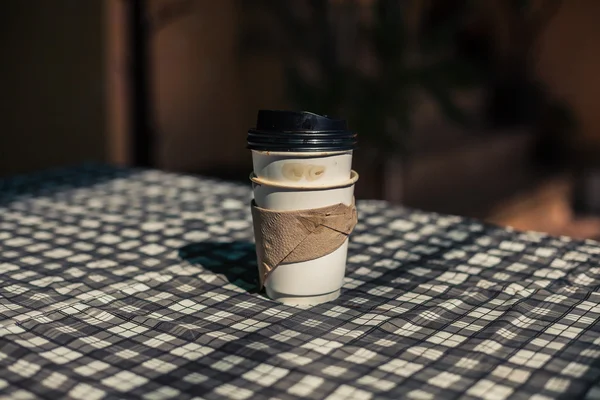 Tasses en papier vides sur la table — Photo