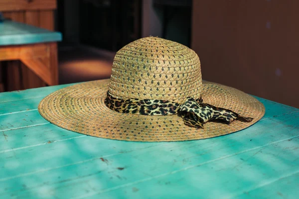 Straw hat on a table — Stock Photo, Image