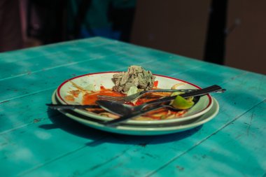 Plaka restoran yemek artıkları