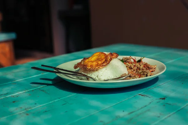 Asiatisk maträtt på bord i restaurangen — Stockfoto