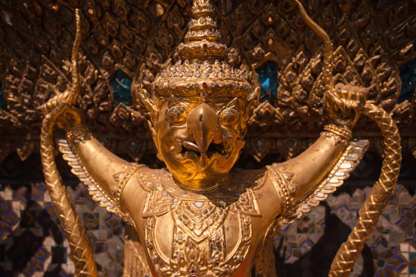 Estatuas de Garuda en Wat Phra Kaew — Foto de Stock