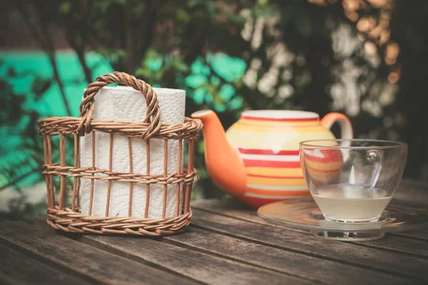Чайник и салфетки на столе снаружи — стоковое фото