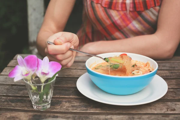 Mulher comendo sopa tom yum — Fotografia de Stock