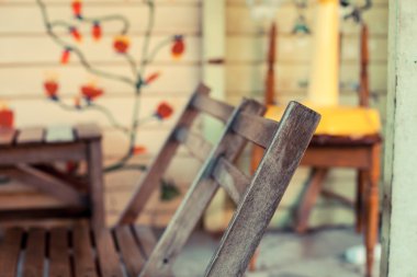 Masa ve sandalyeler bahçede.