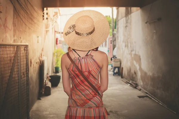 Jovem mulher no beco ao pôr do sol — Fotografia de Stock