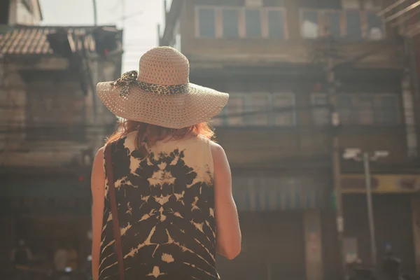 Giovane donna che cammina per la strada del paese asiatico — Foto Stock