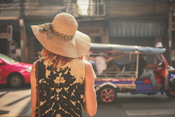 Genç kadın Asya ülkesi sokakta yürürken — Stok fotoğraf