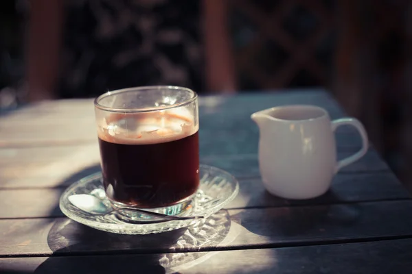Φλιτζάνι μαύρο καφέ στο τραπέζι — Φωτογραφία Αρχείου