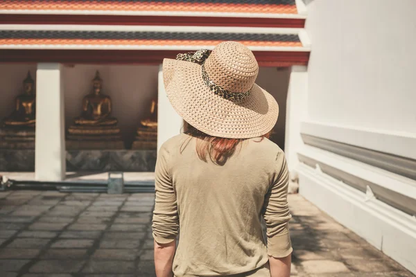 Frau spaziert durch buddhistischen Tempel — Stockfoto