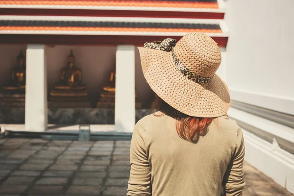 Mujer caminando por el templo budista — Foto de Stock