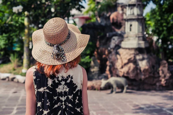 Woman relaxing in temple garden — Stock Photo, Image