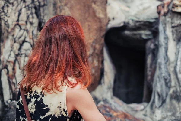 Žena při pohledu na vchod o jeskyni — Stock fotografie