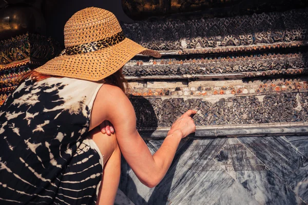 Donna guardando i dettagli del tempio buddista — Foto Stock