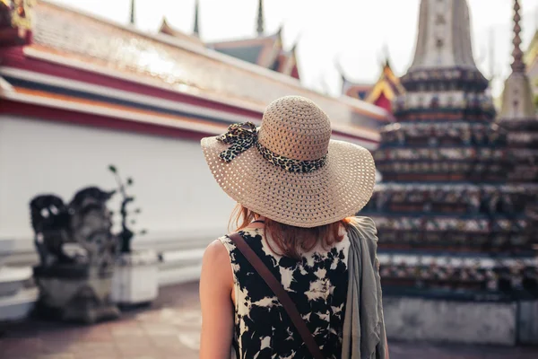 Mulher explorando templo budista — Fotografia de Stock