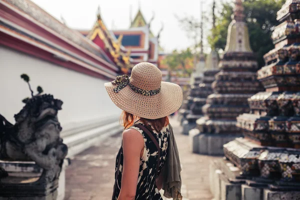 Woman exploring buddhist temple — Stock Photo, Image