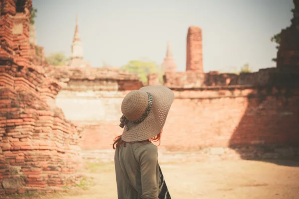 Mujer explorando ruinas antiguas — Foto de Stock