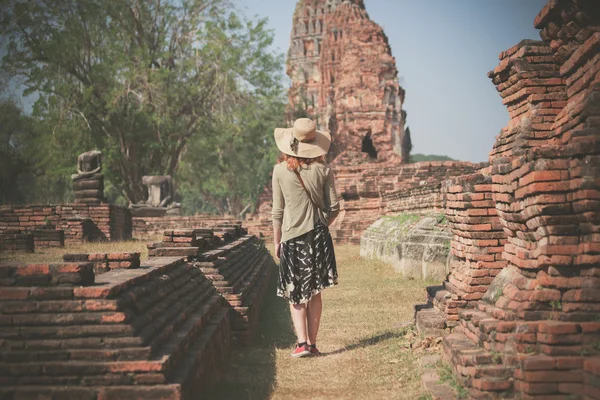 Woman exploring ancient ruins — Stock Photo, Image