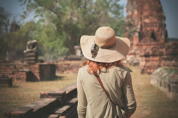 Woman exploring ancient ruins — Stock Photo, Image