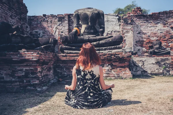 Mujer meditando en ruinas antiguas — Foto de Stock