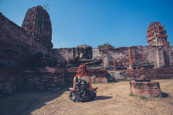 Woman meditating in ancient ruins — Stock Photo, Image