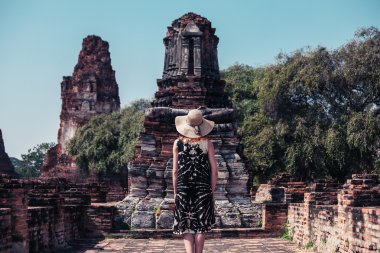 Antik kalıntıları keşfetmek kadın