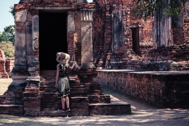 Antik kalıntıları keşfetmek kadın