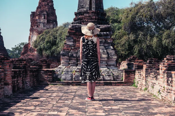 Woman exploring ancient ruins — Stock Photo, Image