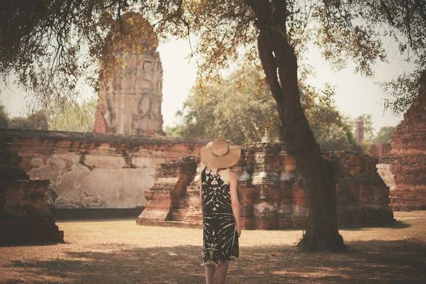 Woman exploring ancient ruins — Stock Photo, Image