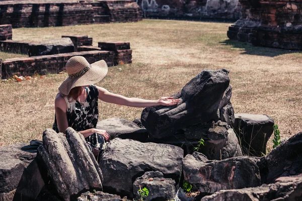 古代遺跡に触れる女性 — ストック写真