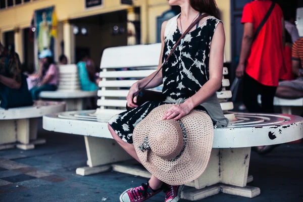 Jovem esperando na estação de trem — Fotografia de Stock