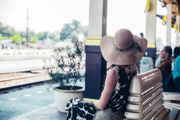 Young woman waiting at train station — Stock Photo, Image