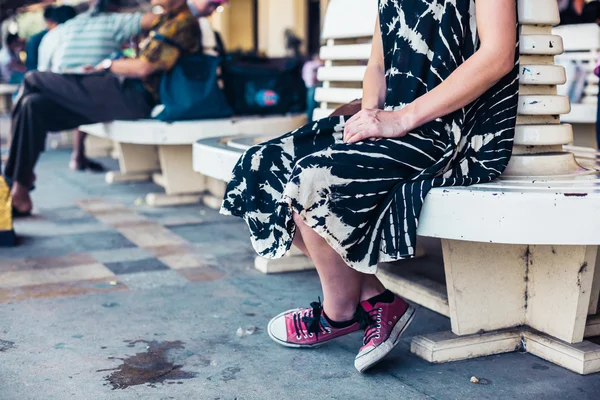 Giovane donna in attesa alla stazione ferroviaria — Foto Stock