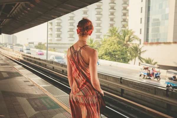 Mujer joven en plataforma de tren — Foto de Stock