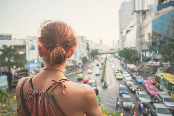 Young woman looking at traffic in Bangkok — Stock Photo, Image