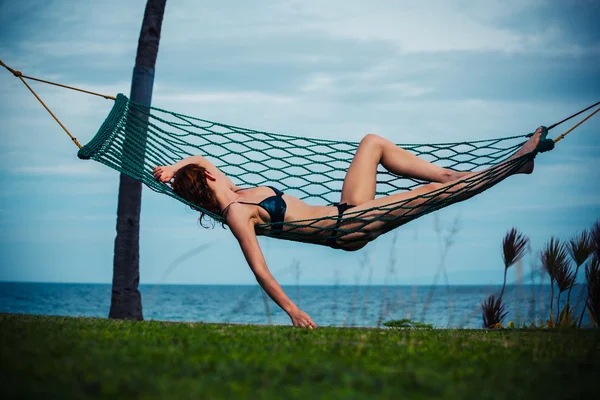 Jovem relaxante na rede — Fotografia de Stock