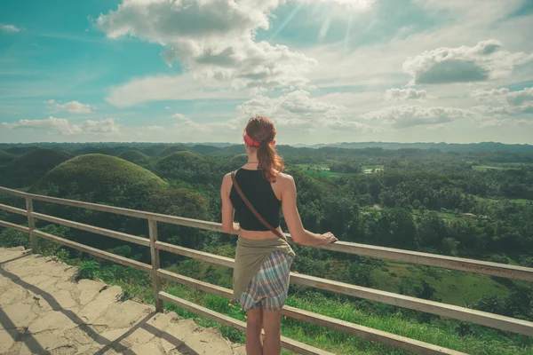 Mujer joven mirando las colinas de chocolate, Filipinas —  Fotos de Stock