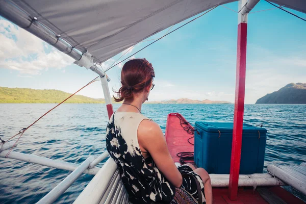 Femme sur le bateau approchant île tropicale — Photo