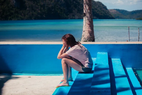 Trist kvinne i tomt svømmebasseng – stockfoto
